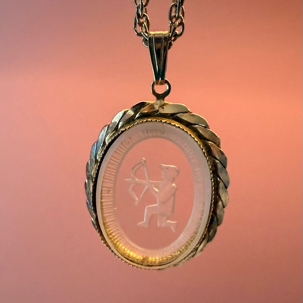 Vintage Etched Glass Cupid Pendant 18” Gold Tone Rope Chain Intaglio